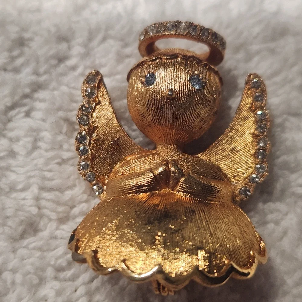 Vintage Quintas Praying Angel Brooch Gold Tone‎ Rhinestone  Pin